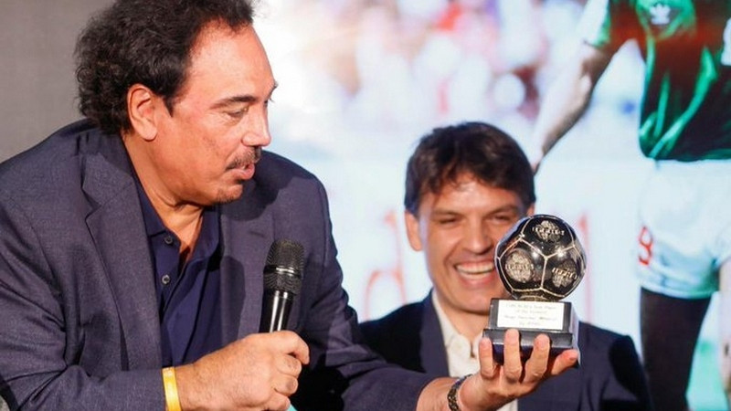 Hugo Sánchez entrega réplica de balón de oro y bota de oro al Museo Legends en Madrid 