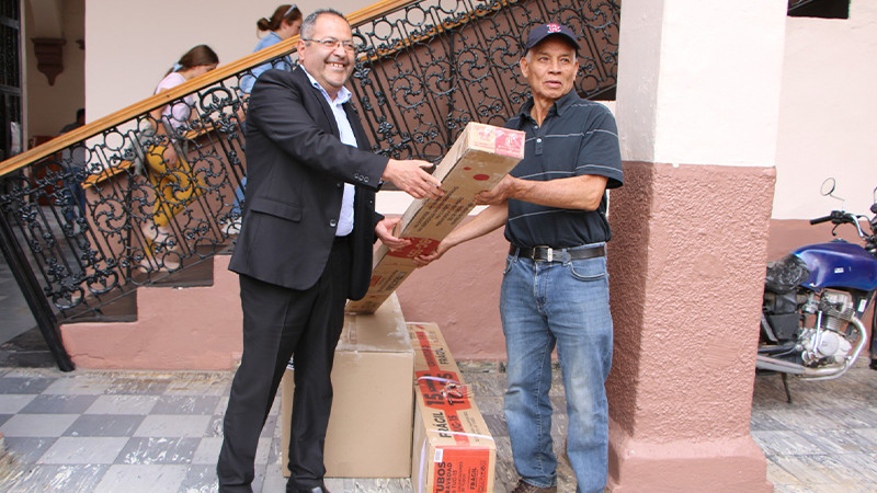 José Luis Téllez Marín, entregó diversos apoyos a familias que lo necesitan