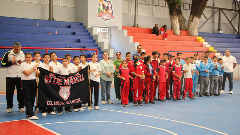 Téllez Marin premia a los ganadores del torneo deportivo de Barrio basquetbol y fútbol 