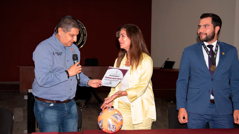 Entrega Nacho Campos reconocimiento al Instituto Santa María por campeonato nacional de fútbol en Uruapan