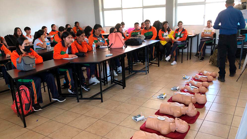 Capacitan a estudiantes y trabajadores del Cecytem en reanimación cardiopulmonar