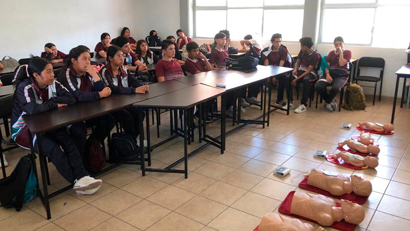 Capacitan a estudiantes y trabajadores del Cecytem en reanimación cardiopulmonar
