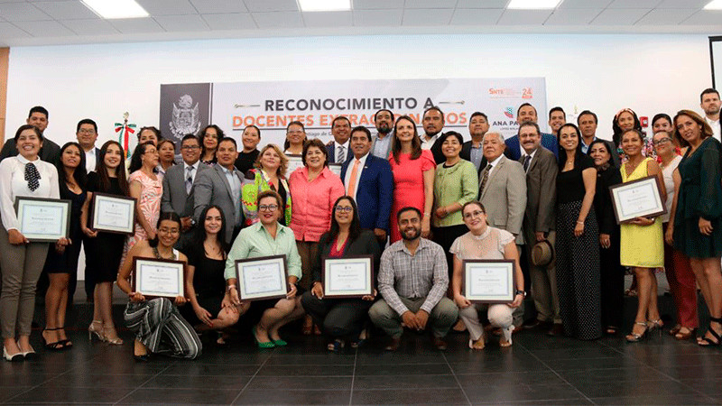 Reconocen a docentes extraordinarios en Querétaro 