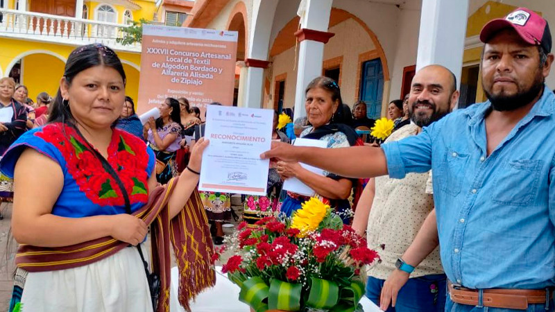 Premian a las mejores piezas del Concurso Artesanal de Textil y Alfarería, en Michoacán 