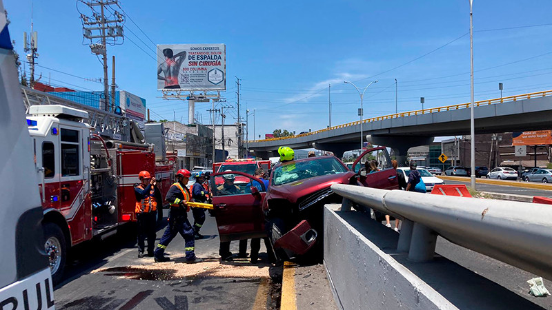 Accidente sobre la Av. Paseo Constituyentes en Querétaro deja dos personas lesionadas  