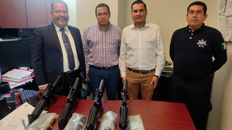 La secretaria ejecutiva del Sistema Estatal de Seguridad Pública, entrega armamento a la DSP de Hidalgo