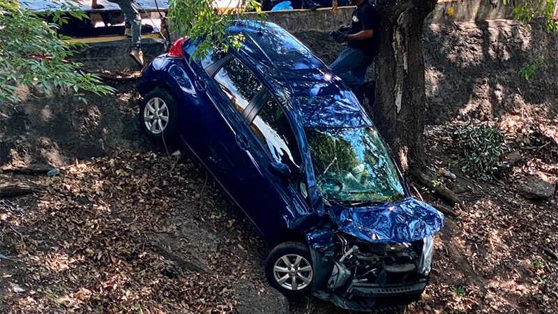 Mujer cae con su auto en el Río Chico de Morelia, Michoacán; no resulta lesionada 