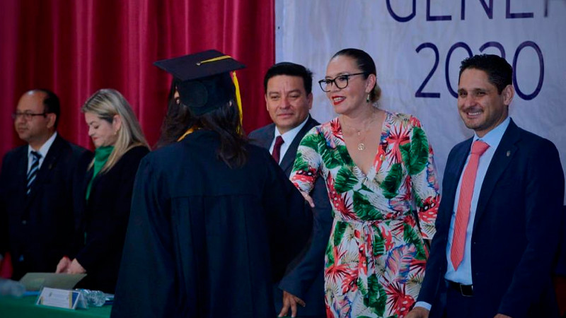Rectora invita a egresados de bachillerato a conducirse siempre con honestidad 