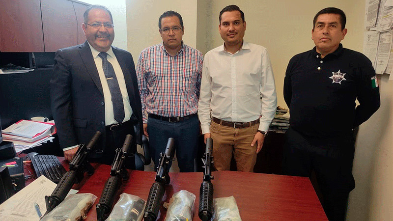 La secretaria ejecutiva del Sistema Estatal de Seguridad Pública, entrega armamento a la DSP de Hidalgo 