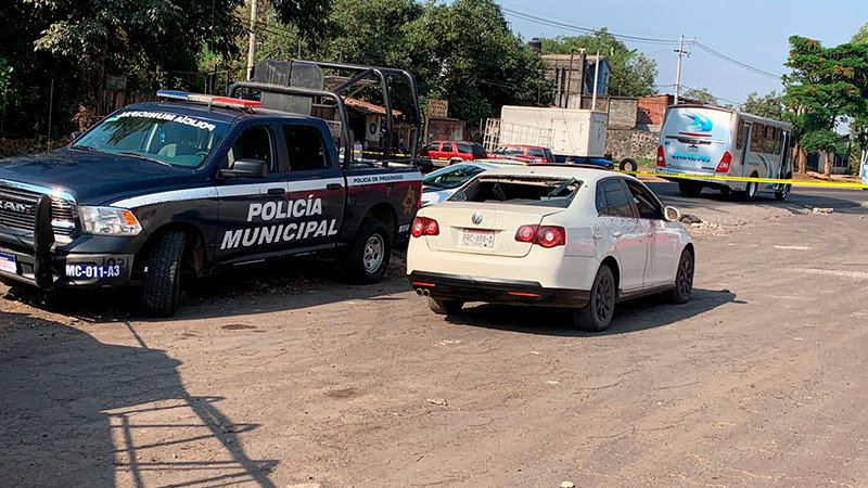 Dejan vehículo abandonado con impactos de bala y manchas de sangre en Uruapan 