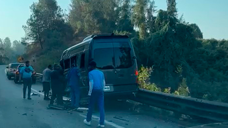 Tráiler choca a camioneta de transporte turístico en la Autopista Siglo XXI; hay seis heridos  