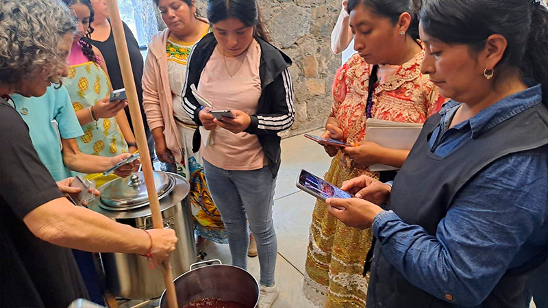 Becan a artesanas michoacanas en diplomado de tintes naturales