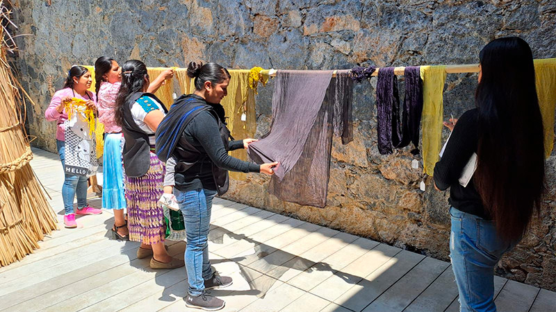 Becan a artesanas michoacanas en diplomado de tintes naturales