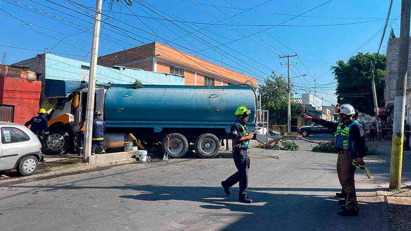 Pipa de agua se queda sin frenos y se impacta contra una vivienda en Querétaro  