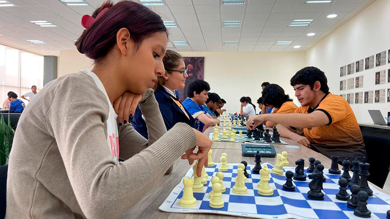 Estudiantes del bachillerato de la UMSNH participan en la final del Torneo de Ajedrez 