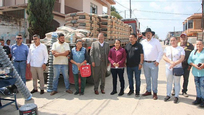 El presidente Municipal, José Luis Téllez, entregó material subsidiado a familias de la Tenencia de Agostitlán