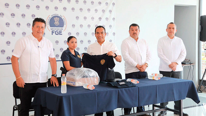 Entrega Fiscal General 53 uniformes a policías de investigación de la Fiscalía Regional de Uruapan