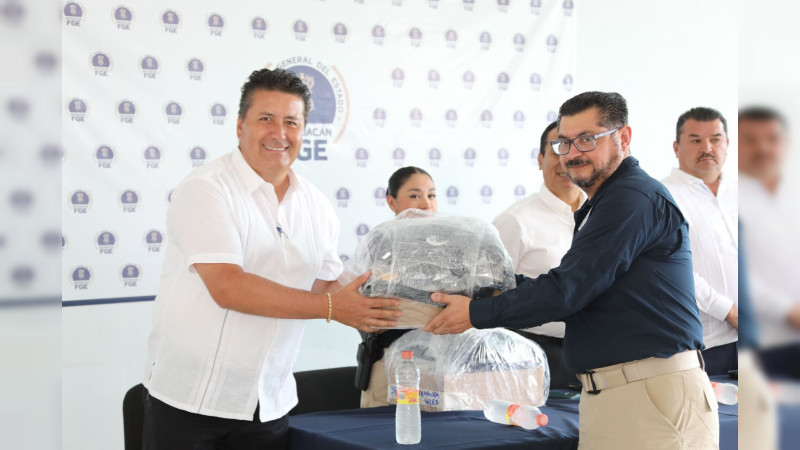 Entrega Fiscal General 53 uniformes a policías de investigación de la Fiscalía Regional de Uruapan