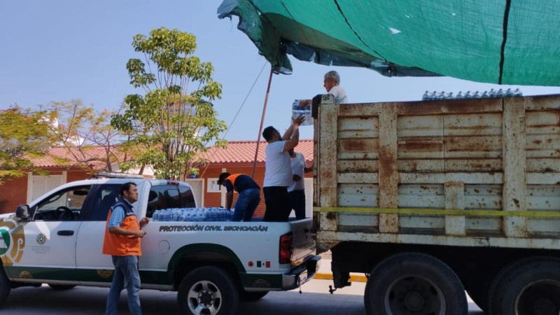DIF Michoacán entrega alimentos y agua embotellada en Huetamo
