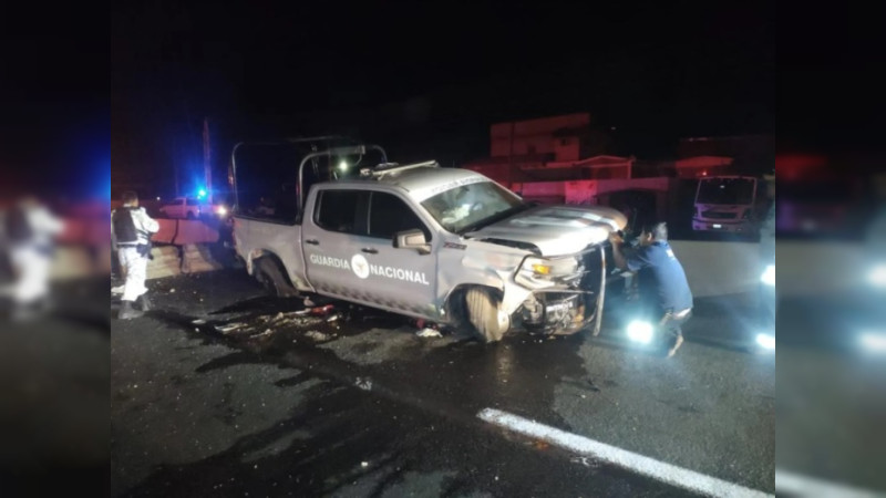 Chocan soldados de la GN en Guanajuato y se dan a la fuga: Llevaban decenas de latas de cerveza en la patrulla 