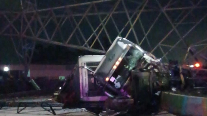 Trailer choca y derriba torre de electricidad en la Lechería-Texcoco; el conductor murió  