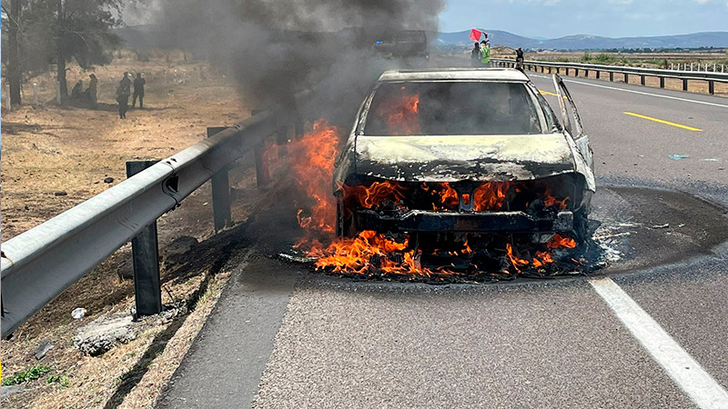 Se incendia vehículo en la Morelia-Salamanca, solo hubo daños materiales