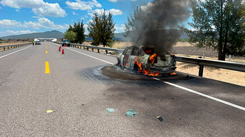 Se incendia vehículo en la Morelia-Salamanca, solo hubo daños materiales