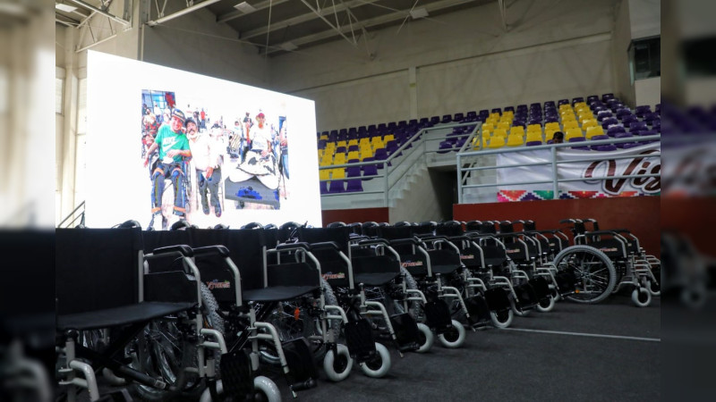 Entregan DIF municipal, Club Rotario y Chair The Love 70 sillas de ruedas 	