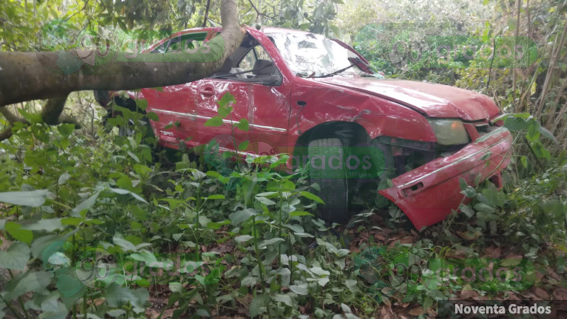 Vuelca automotor en la carretera Zitácuaro – Aputzio; Pasajeros se dan a la fuga. 