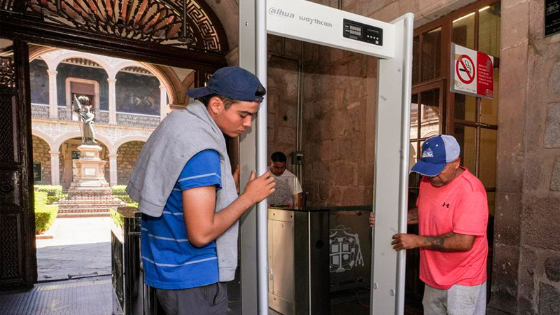 Mayor seguridad en las preparatorias de la UMSNH; instalan arcos detectores de metal 