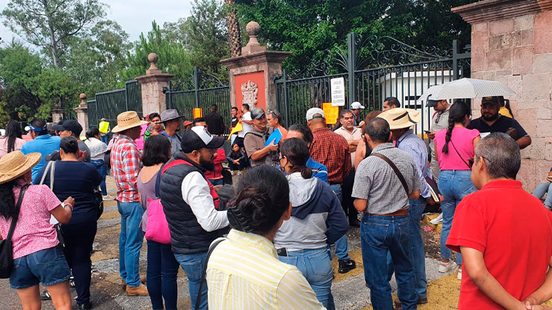 Se manifiesta CNTE frente Casa Michoacán, piden cumplimiento de demandas 