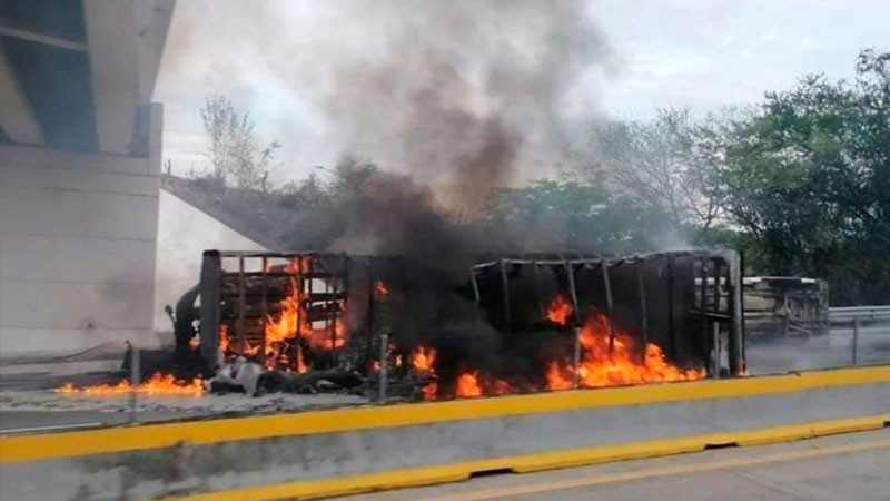 En Guerrero, tráiler embiste vehículos en la Autopista del Sol; hay un muerto 