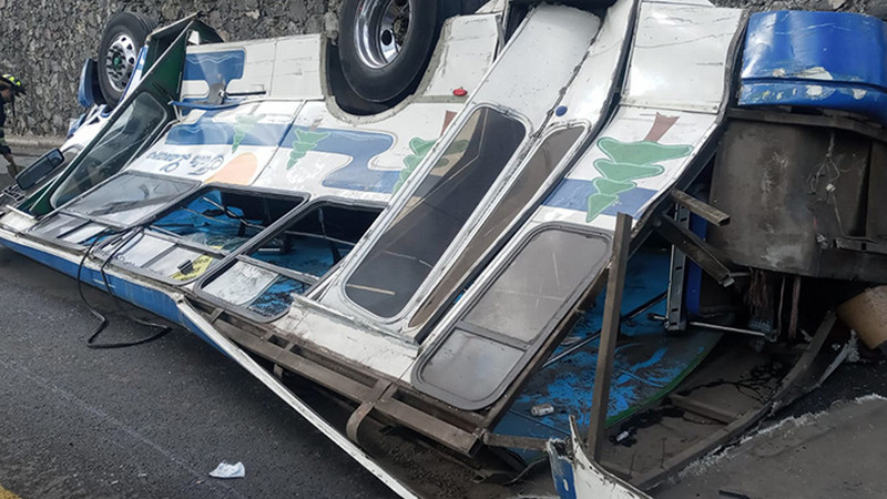 Camión de transporte público se vuelca y termina aplastado en Uruapan; hay al menos 11 heridos