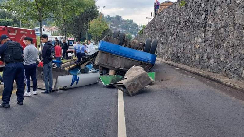 Camión de transporte público se vuelca y termina aplastado en Uruapan; hay al menos 11 heridos