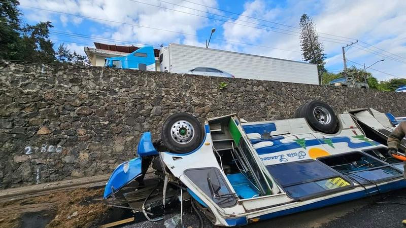 Camión de transporte público se vuelca y termina aplastado en Uruapan; hay al menos 11 heridos