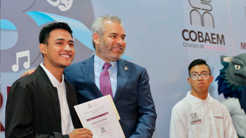 Entrega Bedolla reconocimientos a estudiantes de Cobaem