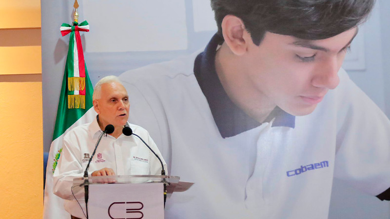 Entrega Bedolla reconocimientos a estudiantes de Cobaem