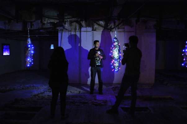 Pintura, instalación, música, fotografía y escultura se fusionan en la exposición “Luce solida” - Foto 1 