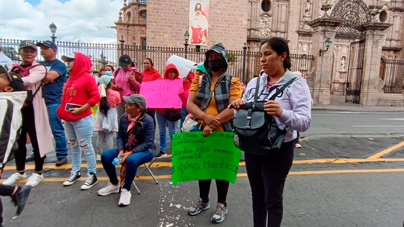 Violencia y pandemia nos dejó sin docentes, aseguran padres de familia de Tancítaro 