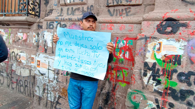 Violencia y pandemia nos dejó sin docentes, aseguran padres de familia de Tancítaro 