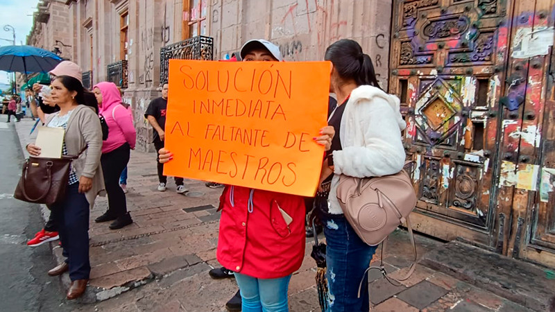 Violencia y pandemia nos dejó sin docentes, aseguran padres de familia de Tancítaro 