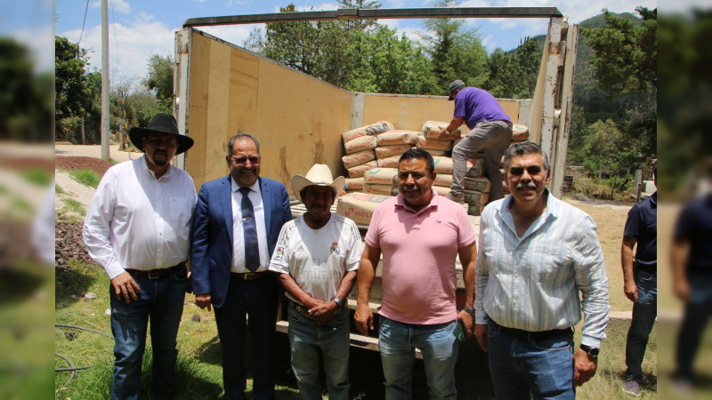 José Luis Téllez Marín, entregó cemento y tinacos a familias de la Tenencia de San Bartolo, dentro del Programa Material Subsidiado