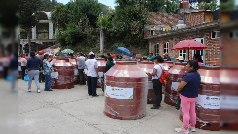 José Luis Téllez Marín, entregó cemento y tinacos a familias de la Tenencia de San Bartolo, dentro del Programa Material Subsidiado