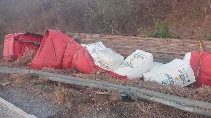 Vuelca tráiler con químicos en la Autopista Siglo XXI, entre Michoacán ...