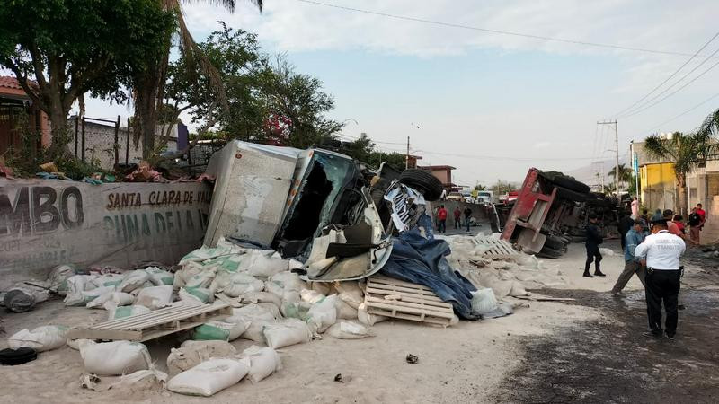 Accidente vial entre torton, tráiler y camioneta deja cuatro personas lesionadas en Tocumbo