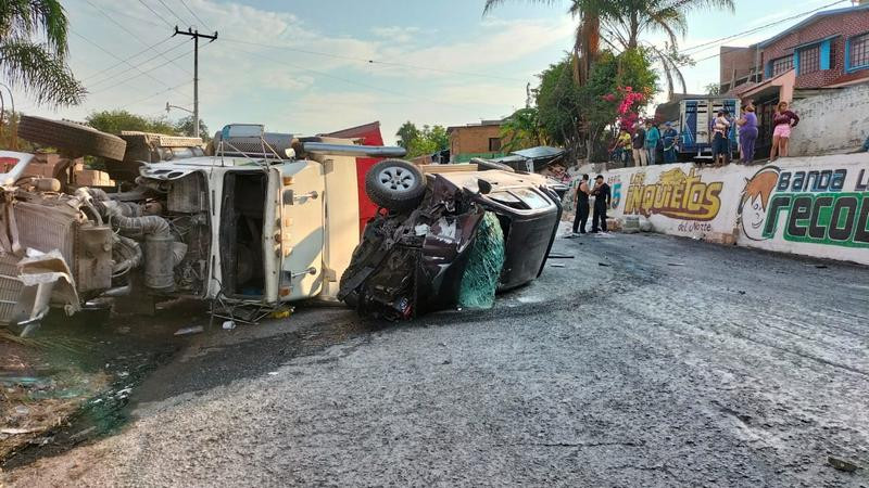 Accidente vial entre torton, tráiler y camioneta deja cuatro personas lesionadas en Tocumbo