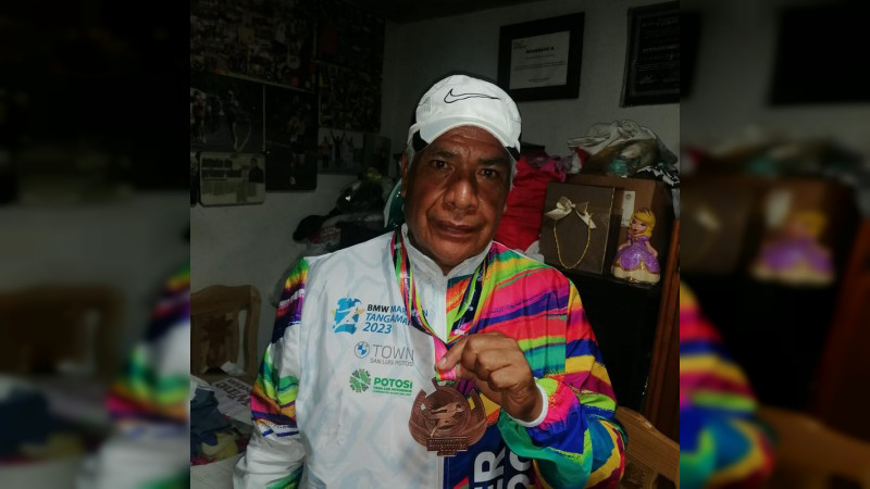 Atleta uruapense gana medalla en maratón internacional