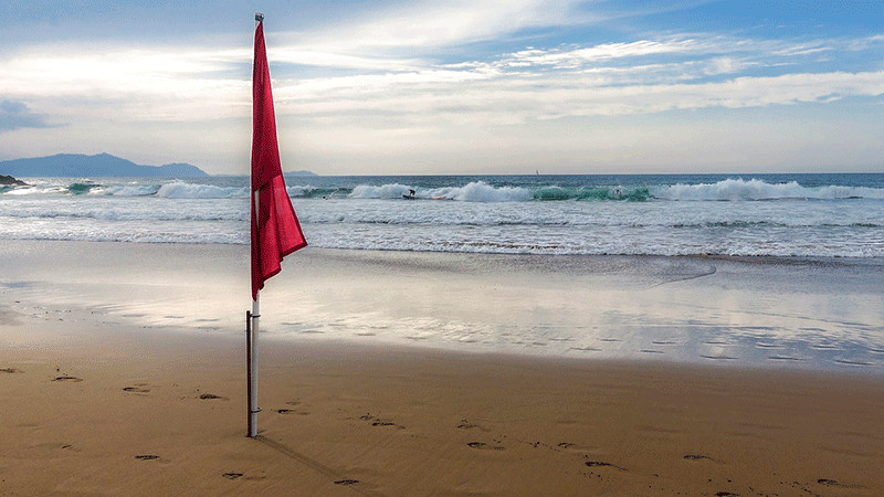 Por fuertes vientos y oleaje elevado, cierran cuatro playas de Los Cabos 