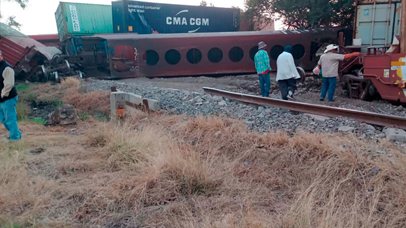 Tren Ferrosur embiste tráiler que intentó ganarle el paso, en Veracruz; deja un lesionado 