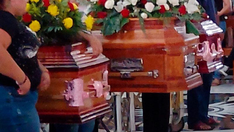 Inicia cortejo fúnebre de Hipólito Mora; lo acompañan sus escoltas fallecidos
